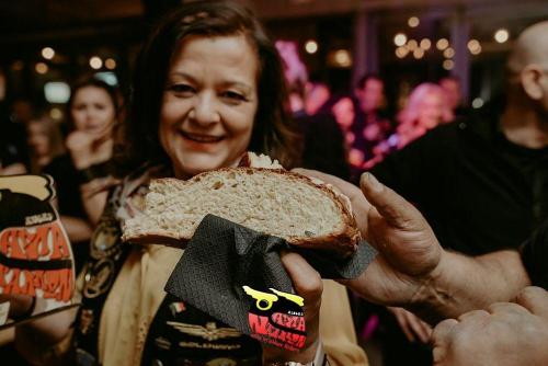 2-22 Αλλα ν'αλλων