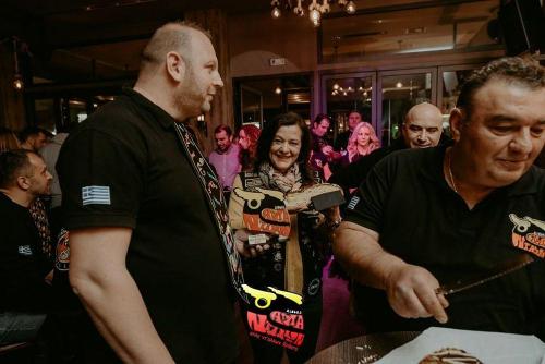 2-22 Αλλα ν'αλλων (4)